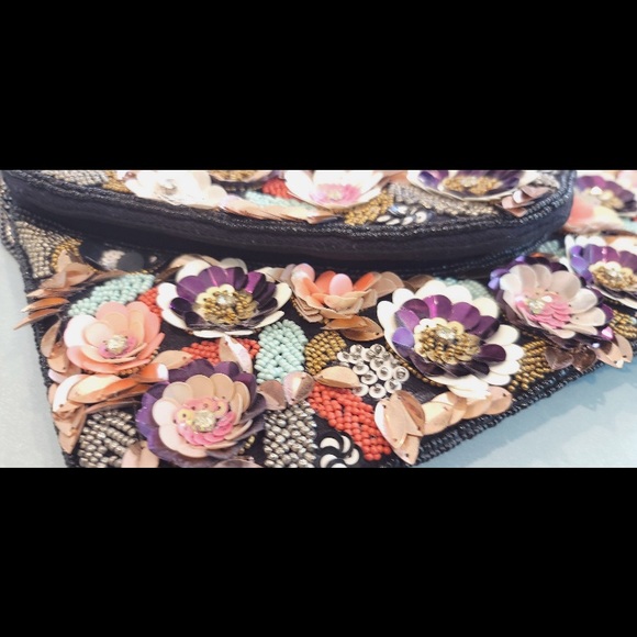 NWOT Hand beaded floral clutch - Picture 4 of 10